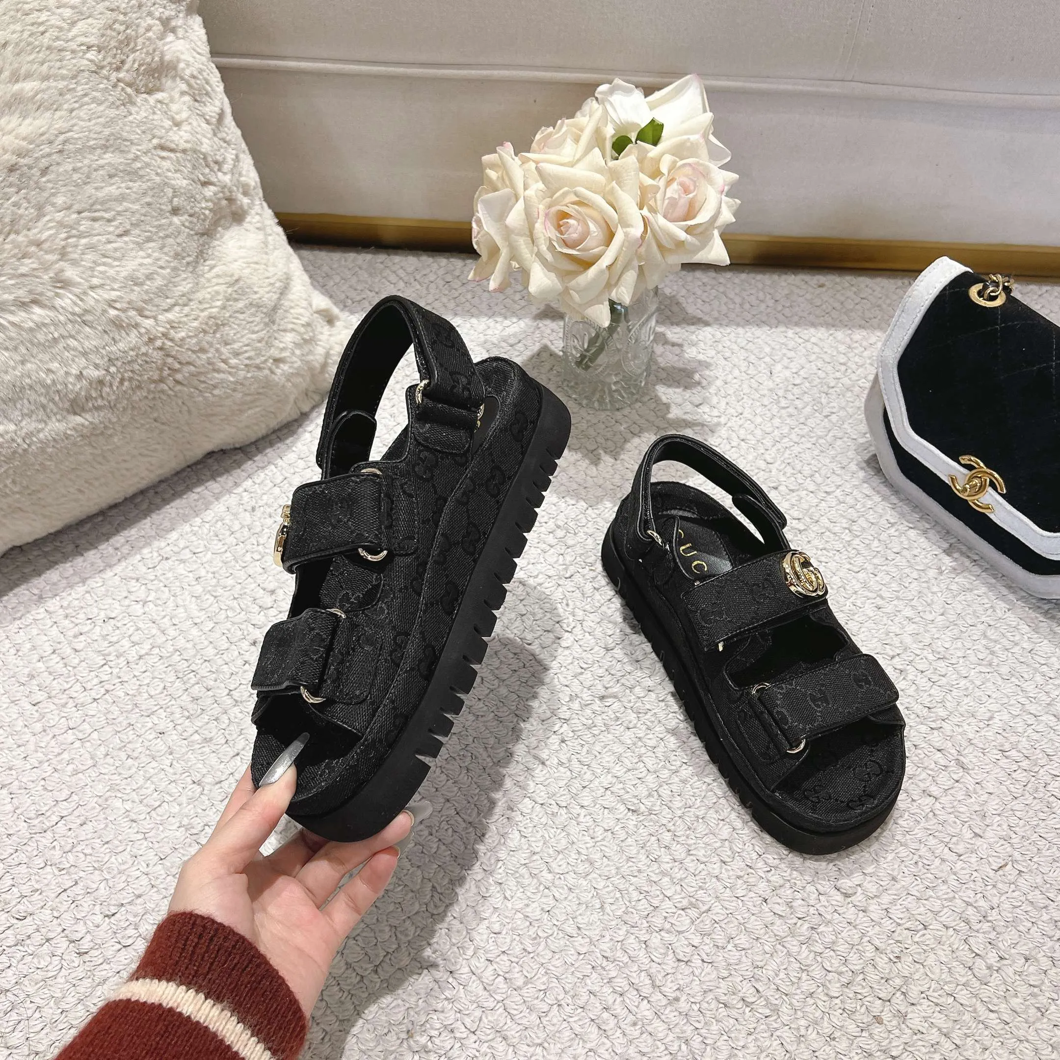 👟👟Ex-factory price 500👟👟Gucci’s modern design aesthetic explores the path of unique craftsmanship, cleverly integrating the brand’s classic elements with its beloved brand logo. The sandal is embellished with the beloved Double G hardware, adding a touch of understated branding to the design, complementing the versatility of the Velcro straps. Outsole: Wear-resistant and easy-to-bend sawtooth rubber foam sole! Ultra-light sole. Natural PU heightening insole. Size: Female 35-41#